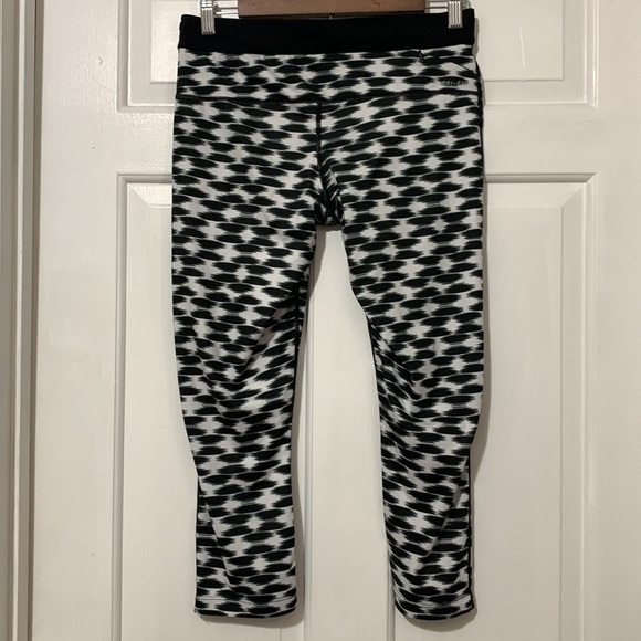 Nike Dri-Fit black and white style 645610-011 cropped leggings w/ zipper pocket - Picture 7 of 13